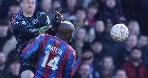 La patada voladora que generó preocupación en la FA Cup y definió un cruce de octavos