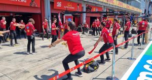 Video: la intensa rutina de los mecánicos de Ferrari en Imola
