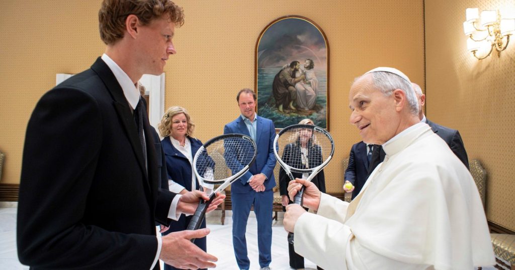 Sinner visitó el Vaticano y desafió al Papa León XIV: "Si quiere, jugamos un poco"