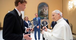 Sinner visitó el Vaticano y desafió al Papa León XIV: "Si quiere, jugamos un poco"