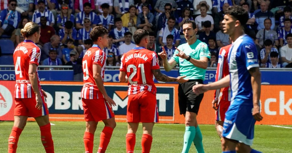 Por qué Julián Álvarez se salvó de una histórica expulsión ante Alavés