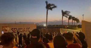Video: el condenable ataque de los hinchas de Sevilla a sus jugadores