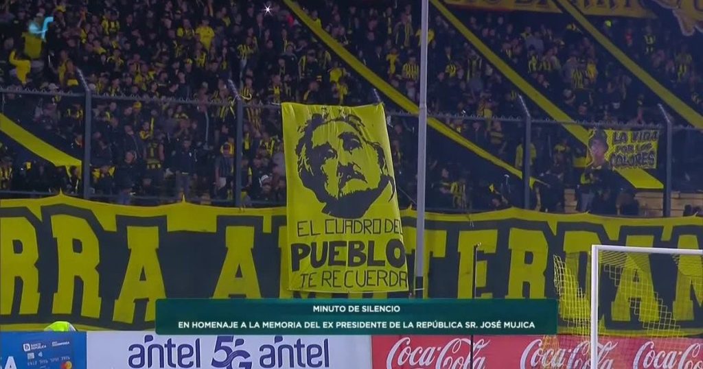 Peñarol recordó a los desaparecidos y honró a Pepe Mujica