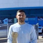 Maravilla Martínez posó con el Premio Chamigo en las afueras del Cilindro