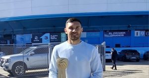 Maravilla Martínez posó con el Premio Chamigo en las afueras del Cilindro
