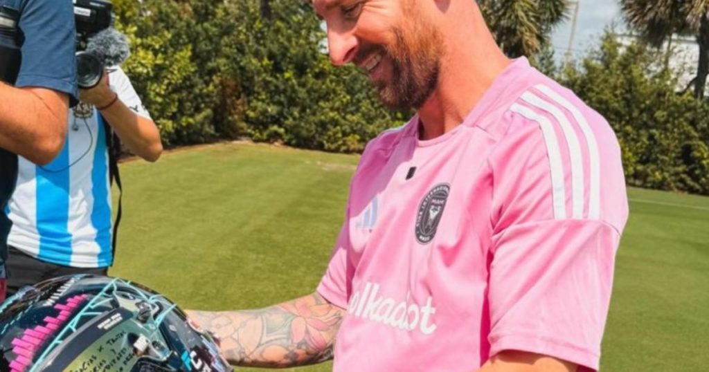 El encuentro más esperado: Lionel Messi posó con el casco de Franco Colapinto