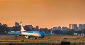Se sube al avión: la imagen del jugador de Boca que vuela a Europa este martes