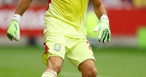 Con Dibu Martínez desde el arranque, el Aston Villa pierde 1-0 ante Brentford