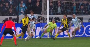 El fuerte reclamo de un jugador de Peñarol por el polémico penal a Racing: "Me cobra falta a mí y no tuve nada que ver"
