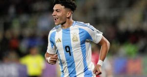 Quién es Alejo Sarco, el juvenil que se fue libre de Vélez y convirtió un doblete en el debut de la Selección en el Mundial Sub 20