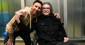 Video: el histórico encuentro entre Messi y Charly García luego de la goleada a Venezuela