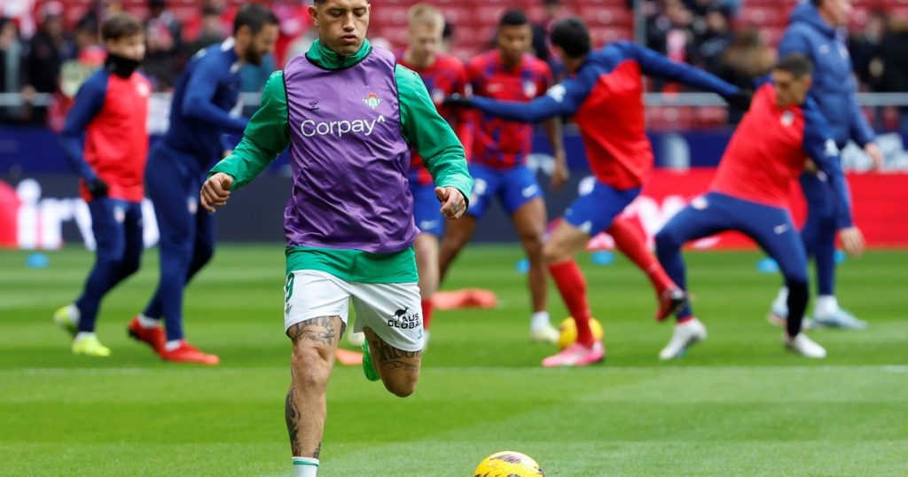 El difícil presente del Chimy Ávila: de ídolo en Osasuna al poco rodaje en el Betis