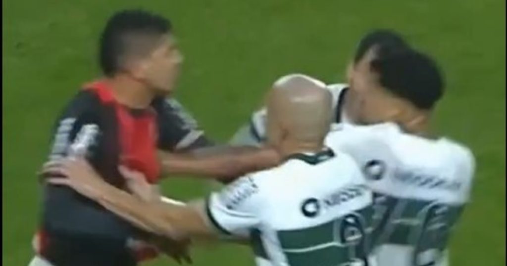Video: puso un codazo, lo expulsaron y se sacó la bronca con un cachetazo