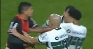 Video: puso un codazo, lo expulsaron y se sacó la bronca con un cachetazo