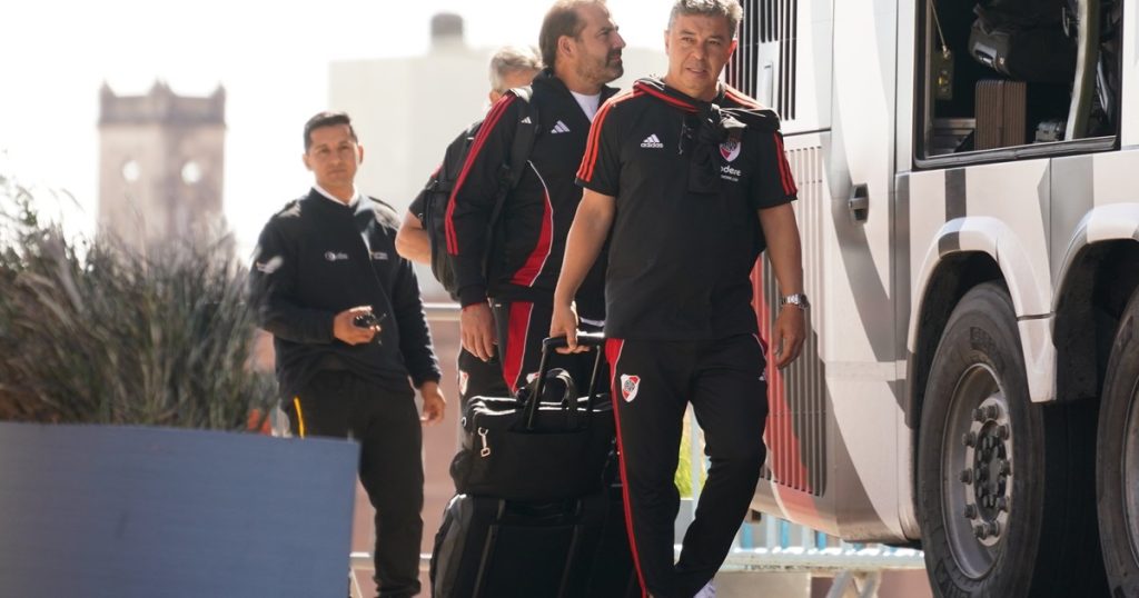 Bronca, silencio y sin "abrazos" de la gente: River se fue de Córdoba después de otro golpazo