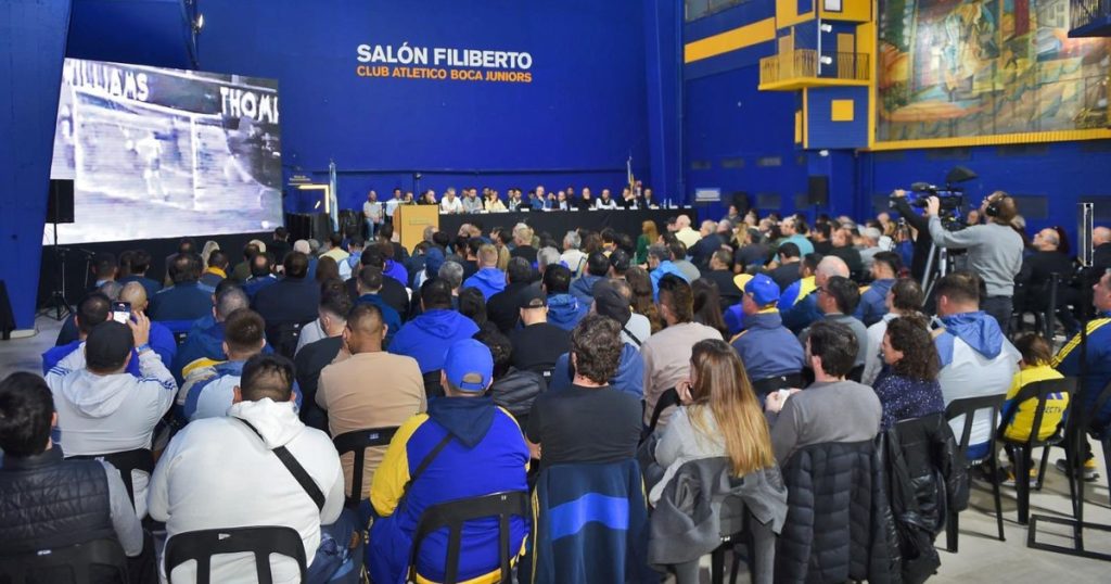 Las perlitas de la Asamblea de Boca: de los homenajes a Russo y Maradona a la asambleísta a la que no dejaron hablar