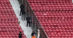 Insólito el fútbol chileno: sueldan una reja en pleno partido de Colo Colo