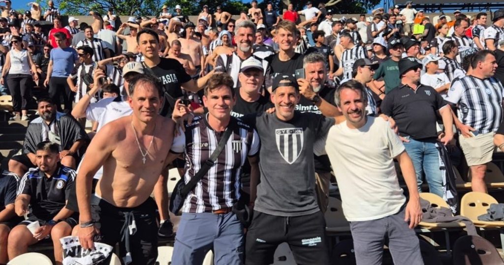 El Intendente de Mendoza invadió la cancha en los festejos para celebrar el ascenso de Gimnasia