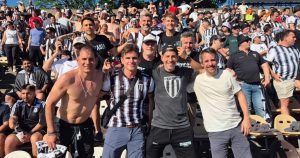 El Intendente de Mendoza invadió la cancha en los festejos para celebrar el ascenso de Gimnasia