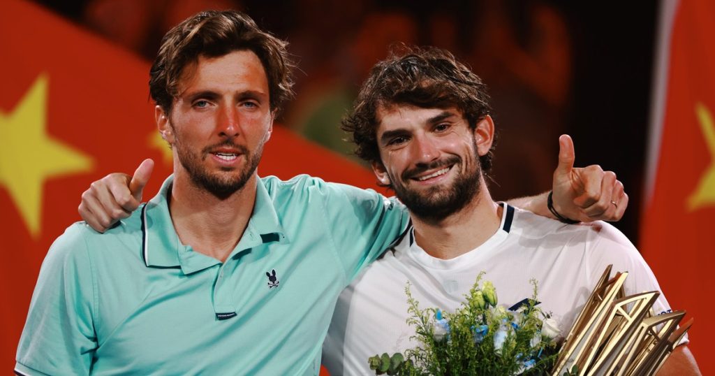 Insólito: estaba 204° en el ranking, llegó a la final contra su primo hermano, se la ganó y se llevó el Masters 1000 de Shanghái
