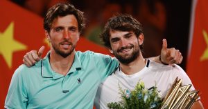 Insólito: estaba 204° en el ranking, llegó a la final contra su primo hermano, se la ganó y se llevó el Masters 1000 de Shanghái