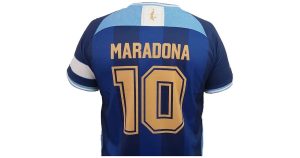 ¡Aprovechá el 28 % OFF! Camiseta D10s 1986 de Maradona oficial, la pieza conmemorativa para fanáticos del Diego