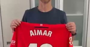 El gesto de Pablo Aimar con un futbolista del Osasuna que está por volver de una lesión