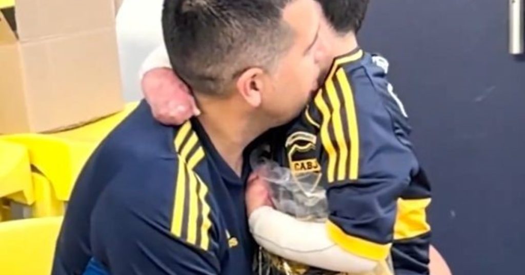 El emotivo gesto de Riquelme con un pequeño hincha de Boca que padece una enfermedad en la piel