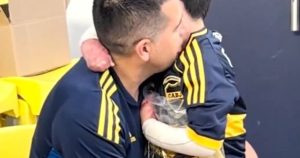 El emotivo gesto de Riquelme con un pequeño hincha de Boca que padece una enfermedad en la piel
