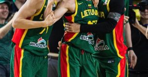 Video: el base lituano que hizo historia en las Eliminatorias y remontó un partido con tres triples en nueve segundos