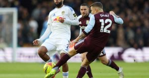 Por una mala salida del Dibu, Aston Villa cae ante el Leeds United