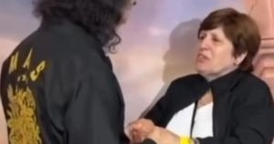 Román le cumplió el sueño: el emotivo momento de la mamá de Riquelme con Marco Antonio Solís