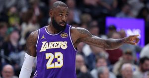 Con una tremenda volcada de LeBron y un Doncic en modo MVP, los Lakers volvieron a ganar y siguen prendidos en la NBA
