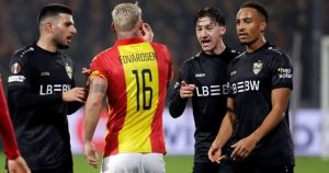 Escándalo en la Europa League: un delantero fue sancionado por su propio club tras un gesto discriminatorio