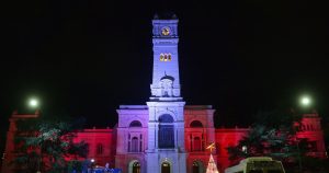 El Palacio Municipal de La Plata fue iluminado con los colores de Estudiantes