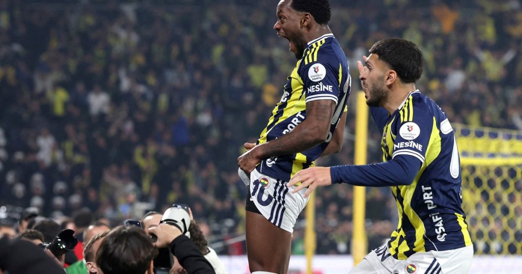 Video: polémica en Turquía con el colombiano John Durán por su festejo loco en el clásico Fenerbahçe-Galatasaray