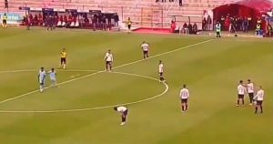 Bolivia: un arquero hizo un gol de penal, el rival sacó del medio y lo embocó