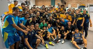 Riquelme, con los pibes de Reserva, como un campeón más...