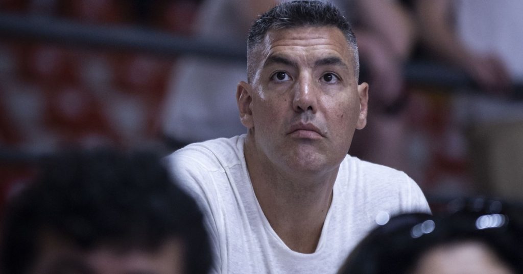 Luis Scola recibió una patada a traición cuando terminó un partido de la Lega A