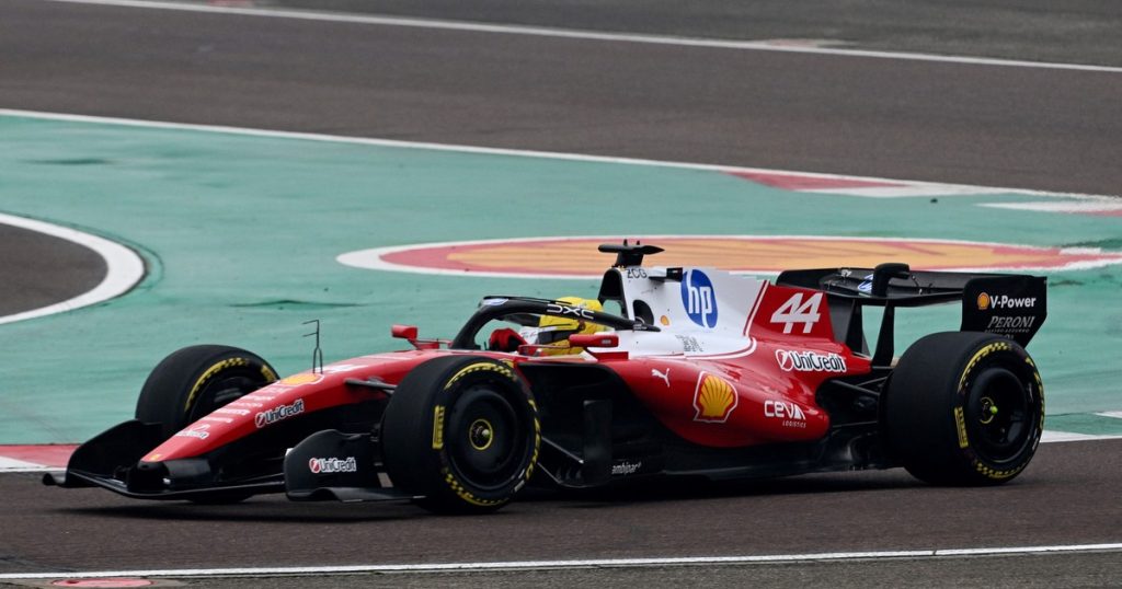 Insólito problema en la presentación de la nueva Ferrari: a Hamilton se le paró el auto