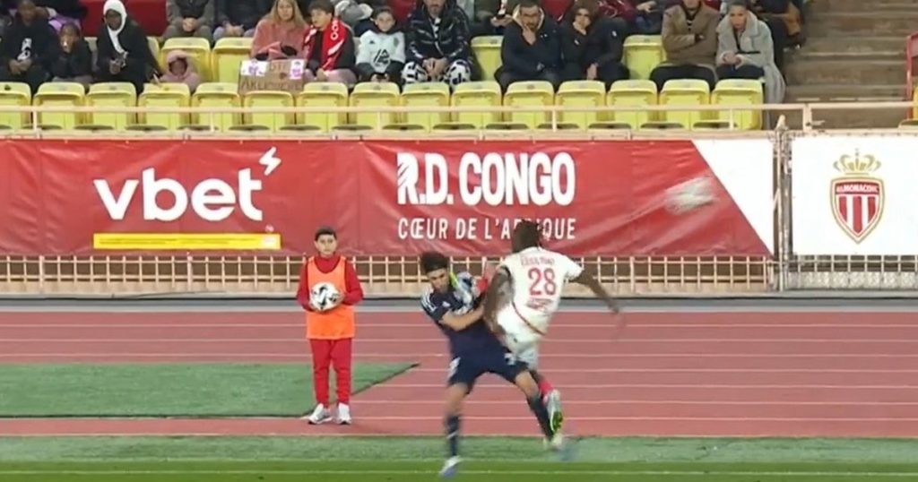 Video: la impresionante patada que recibió Tagliafico en el triunfo del Lyon