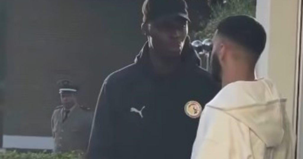 El jugador marroquí del papelón con la toalla en la final de la Copa Africana fue disculparse al hotel de Senegal