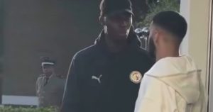 El jugador marroquí del papelón con la toalla en la final de la Copa Africana fue disculparse al hotel de Senegal