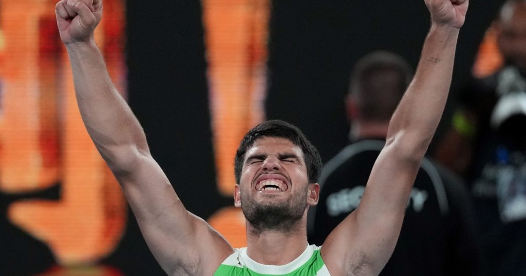 Rompió la pared: Alcaraz se metió en semis del Abierto de Australia por primera vez y le sacó diferencia a Sinner