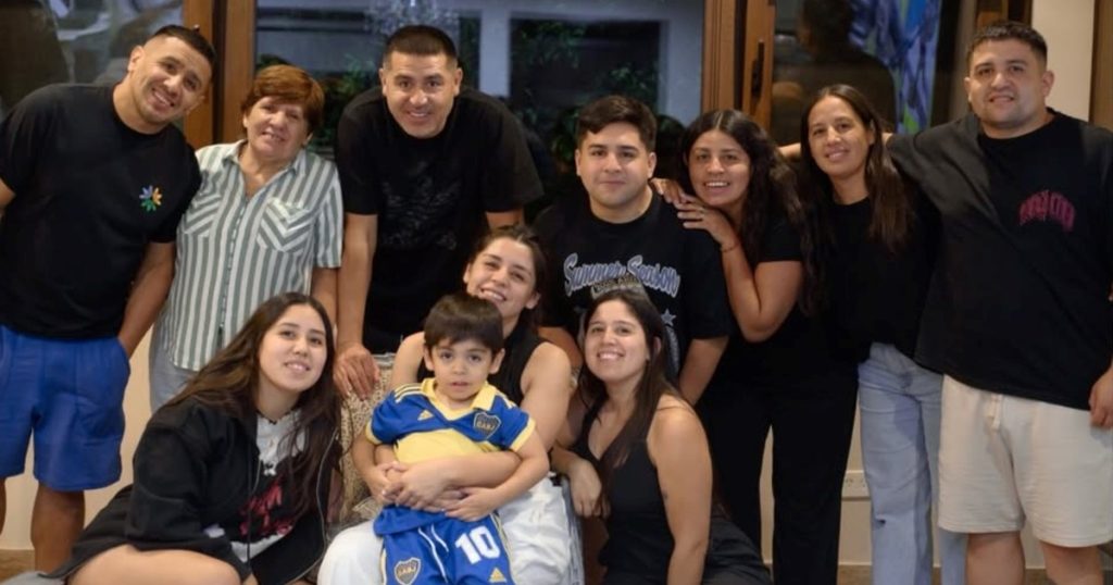 Quién es quién en la primera foto familiar de los Riquelme en 2026