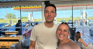 Lionel Scaloni pasó por Funes y se sacó fotos con un grupo de empleados: ¿hubo reunión con Messi?