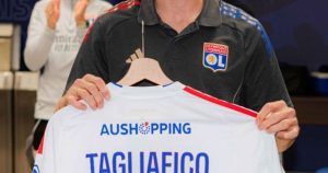 Tagliafico alcanzó los 500 partidos a nivel clubes y recibió un homenaje en Francia