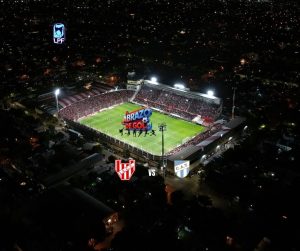 Copia de Flyer volante de partido de fútbol deportivo moderno oscuro