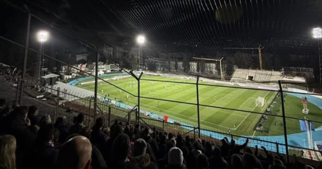 De visitantes y tras las rejas: la llamativa imagen de los hinchas del Crystal Palace en la Conference League