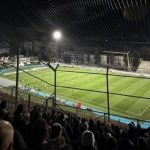 De visitantes y tras las rejas: la llamativa imagen de los hinchas del Crystal Palace en la Conference League